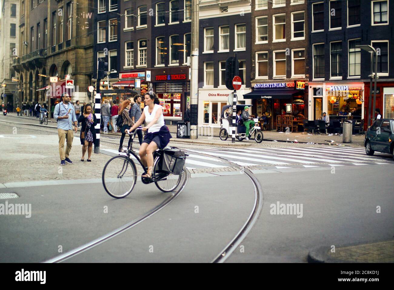 Amsterdam, Niederlande. Juli 15, 2016. Tägliches Leben mit Menschen Wandern und Radfahren in der Innenstadt von Amsterdam Straße mit Geschäften, Bars und Restaurant Stockfoto