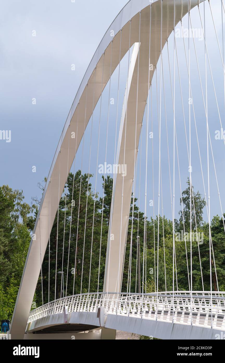 Helsinki / Finnland - 23. Juli 2020: Nahaufnahme einer weißen Stahlbogenbrücke mit weißen Kabeln. Stockfoto