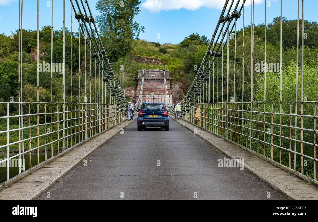 Union Suspension Bridge, 200 Jahre alte Schmiedeeisen-Kettenbrücke, Englisch Schottische Grenzüberquerung über den Fluss Tweed, Großbritannien Stockfoto