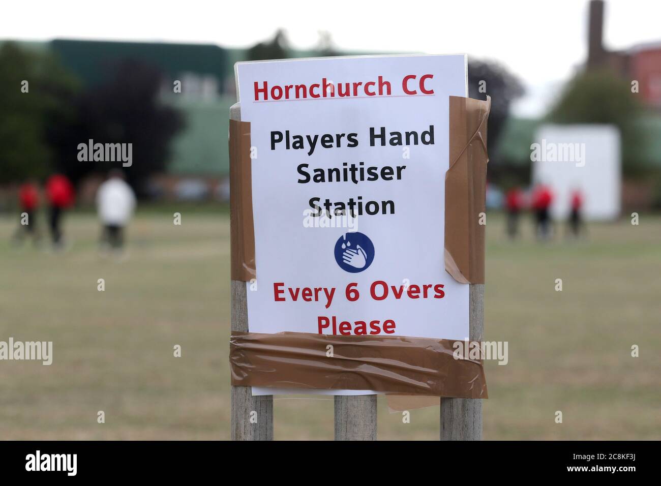 Spieler Hand Desinfektionsstation während Hornchurch CC vs Buckhurst Hill CC (Batting), Essex Cricket League Cricket im Harrow Lodge Park am 25. Juli 202 Stockfoto