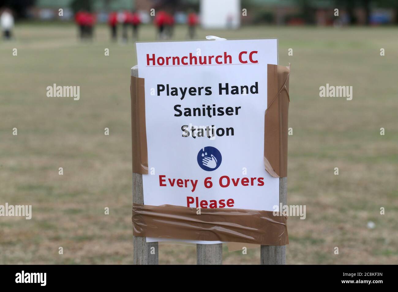 Spieler Hand Desinfektionsstation während Hornchurch CC vs Buckhurst Hill CC (Batting), Essex Cricket League Cricket im Harrow Lodge Park am 25. Juli 202 Stockfoto