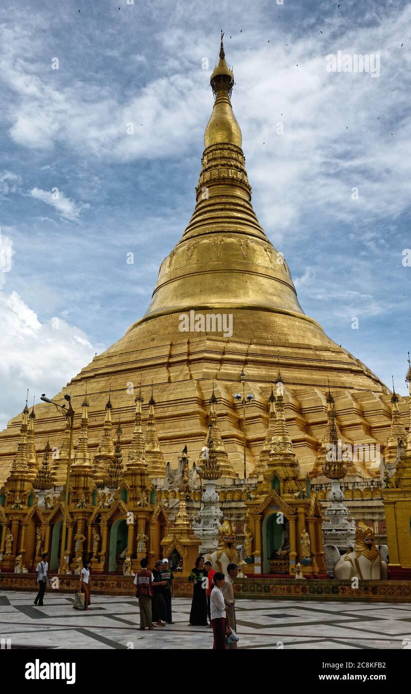 Die glockenförmige zentrale glolde Stupa an der Shwedagon Pagode, Yangon, Myanmar Stockfoto