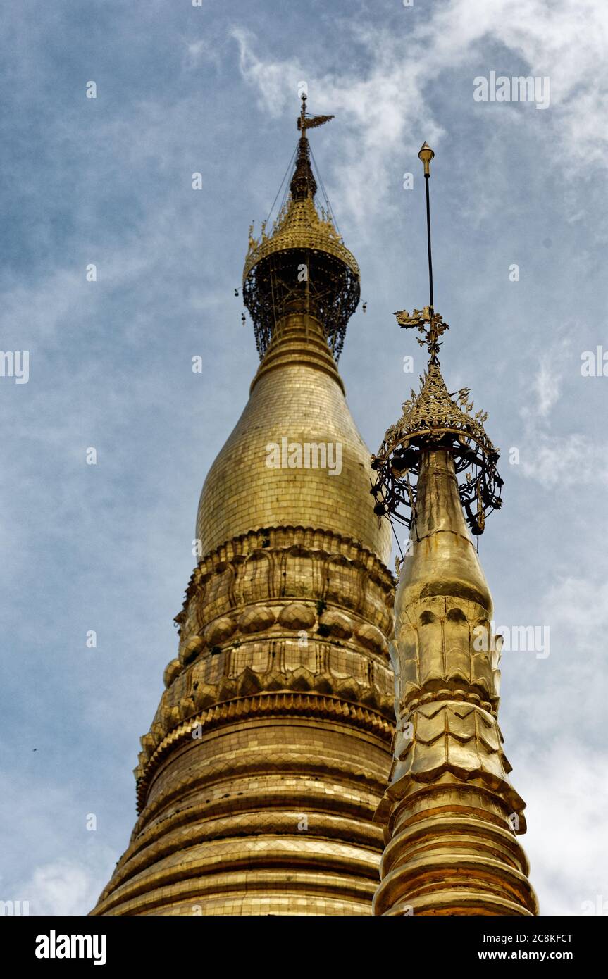 Die Spitze der Shwedagon Pagode mit Turban, unbrella gegen den Himmel Stockfoto