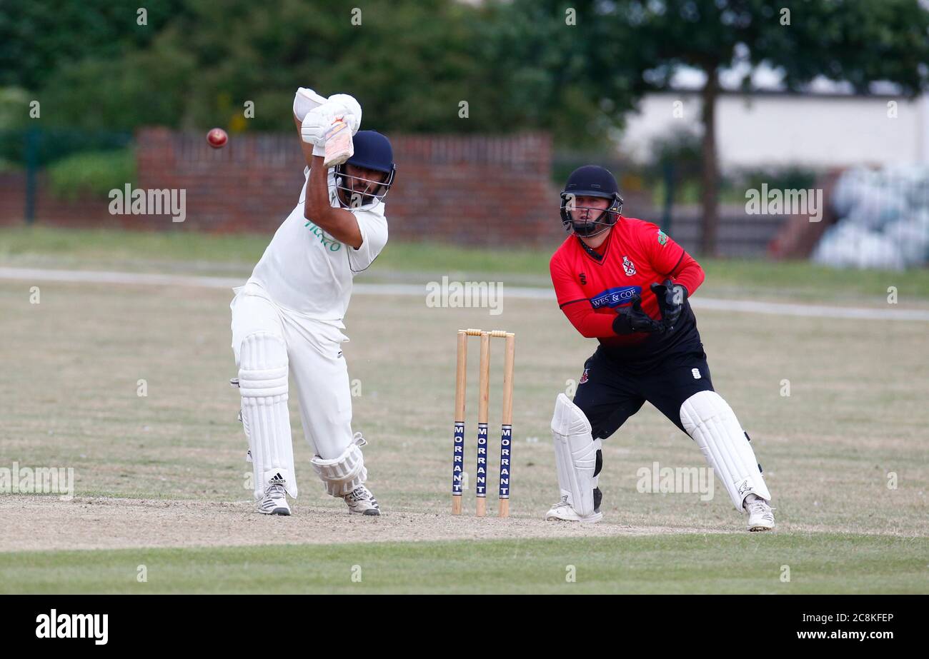 BILLERICAY, Großbritannien, JULI 25: Saihaj Jaspal von Buckhurst Hill CC während Shepherd Neame Essex Cricket League Gooch Division zwischen Hornchurch CC und Burkhurst Hill CC im Harrow Lodge Park Cricket Club, Hornchurch am 25. Juli 2020 Credit: Action Foto Sport/Alamy Live News Stockfoto