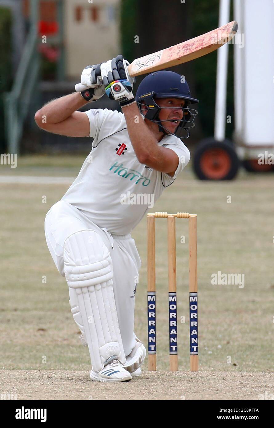 BILLERICAY, Großbritannien, JULI 25: Hendro Puchert von Buckhurst Hill CC während Shepherd Neame Essex Cricket League Gooch Division zwischen Hornchurch CC und Burkhurst Hill CC im Harrow Lodge Park Cricket Club, Hornchurch am 25. Juli 2020 Credit: Action Foto Sport/Alamy Live News Stockfoto