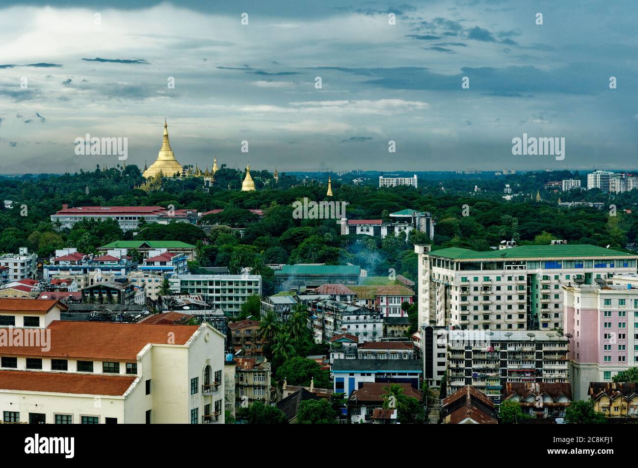 Blick vom Zentrum Yangons auf die Shwedagon Pagode auf dem Singuttara Hill, Myanmar Stockfoto