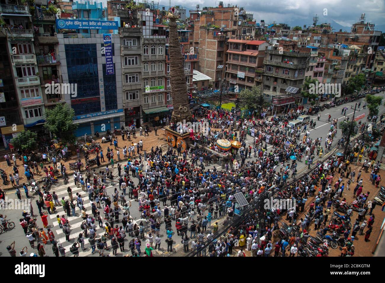 Lalitpur, Nepal. Juli 2020. Eifrige Anhänger sammeln, während sie das Wagenfest von Rato Machindranath Jatra beobachten.eifrige Anhänger beten Rato Machhindranath an, der Gott des Regens, der für gute Ernte betet. Jedes Jahr wird ein Wagen der Gottheit im Inneren um die antike Stadt geparaded. Kredit: SOPA Images Limited/Alamy Live Nachrichten Stockfoto