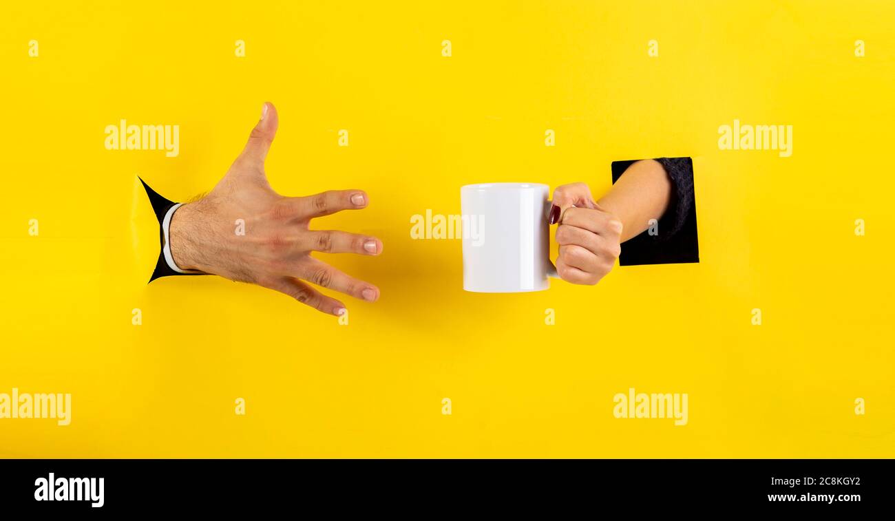 Welche Farbe ist Liebeswahnsinn? Ich möchte herausfinden, dass ich an die Wand meines Wesens klopfe Du hängst mich im Raum auf Du hast einen Regenbogen der Liebe hinterlassen. Stockfoto