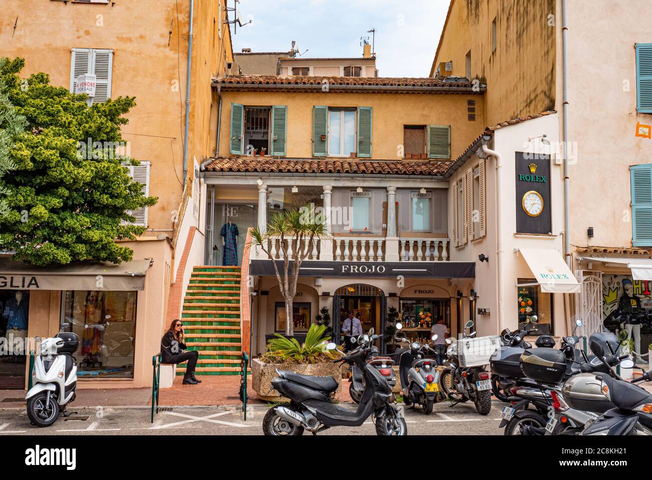 Luxusgeschäfte aller berühmten Designer in Saint Tropez- ST TROPEZ, FRANKREICH - JULI 13. 2020 Stockfoto