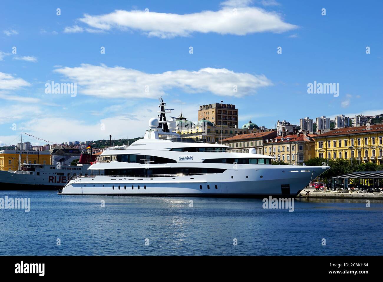 Rijeka, Kroatien, 3. Juli 2020. Super große megayacht Meer Spaziergang im Hafen der kroatischen Stadt Rijeka verankert Stockfoto