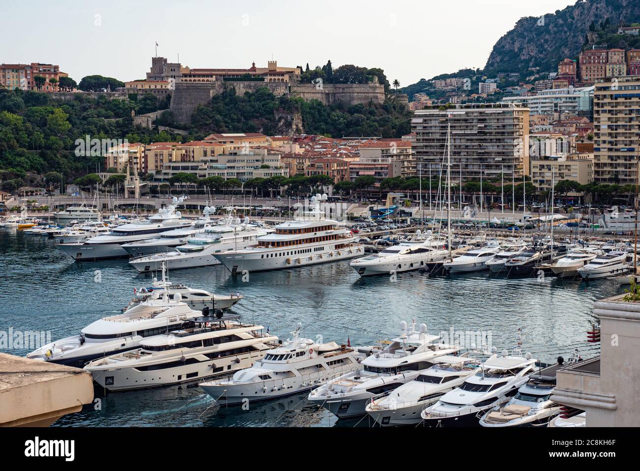 Hafen von Monte Carlo in Monaco - STADT MONTE CARLO, MONACO - 11. JULI 2020 Stockfoto