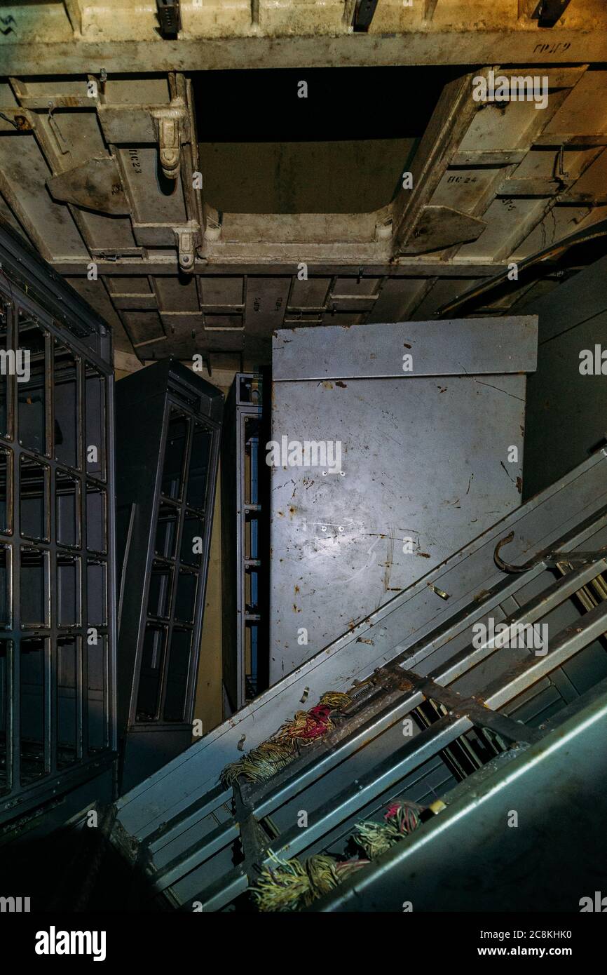 Defekte Elektroschaltschränke mit Schalttafeln im verlassenen Bunker Stockfoto