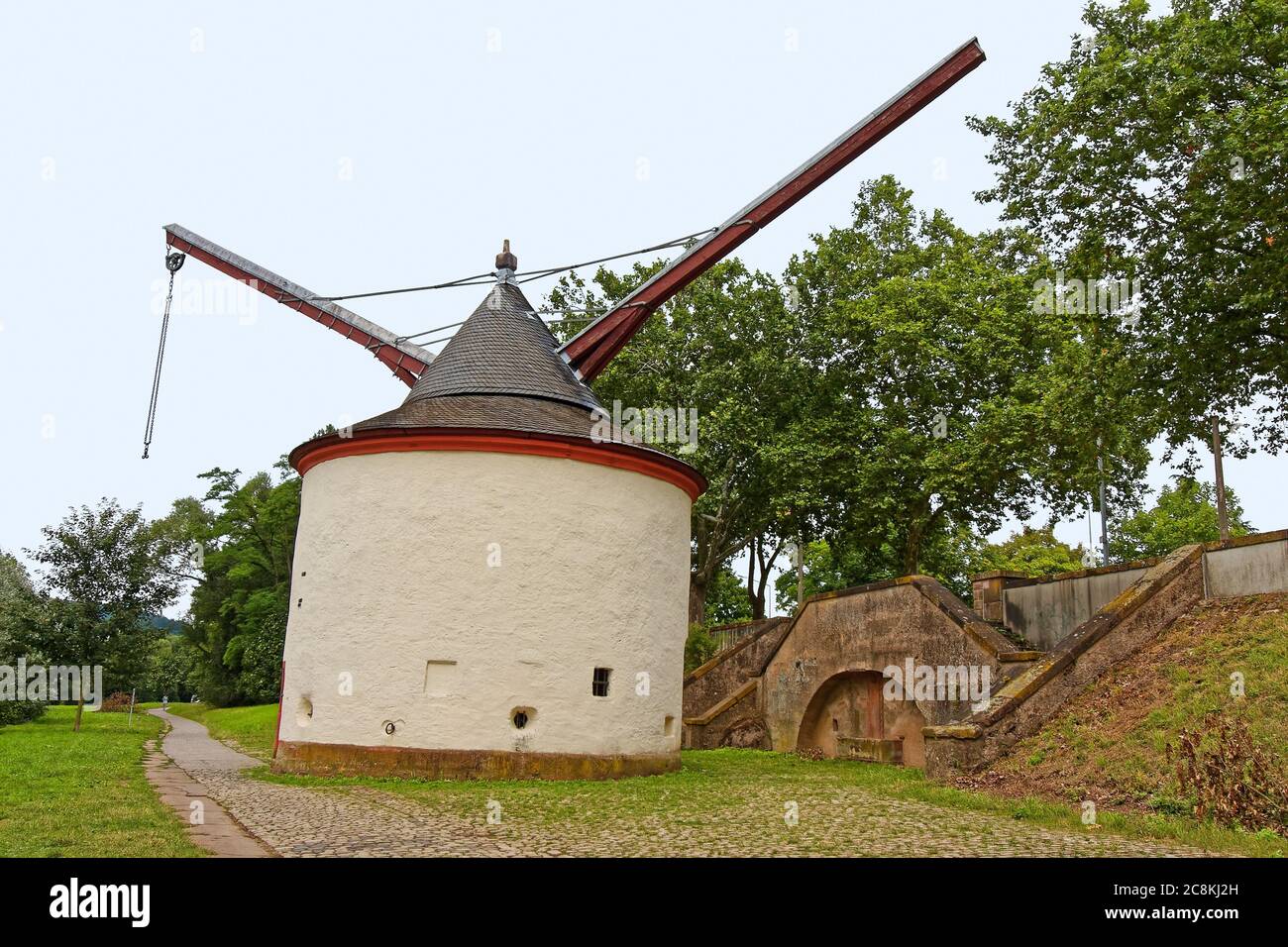 Alter Kranich, 1413, Alte Krahnen, Rundbau, Spitzdach, zwei lange Arme, Kette, Riemenscheibe, Europa, Trier, Deutschland Stockfoto