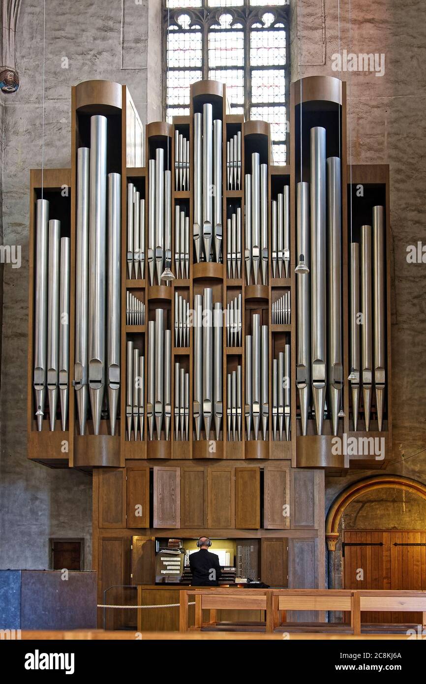 Große Orgel; Kloster St. Matthias; Kirchengebäude, katholische Kirche, Musikinstrument, Mann spielt, Kopfhörer, Europa, Trier; Deutschland Stockfoto
