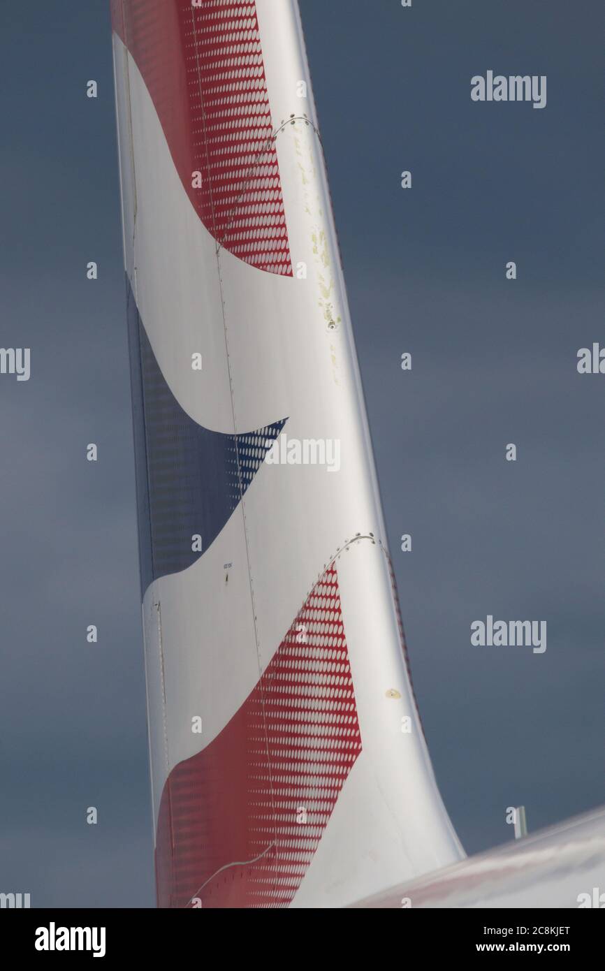 Glasgow, Schottland, Großbritannien. 21. Juli 2020. Im Bild: Die Flugzeuge der Airbus A319/A320/A321 von British Airways (BA) sitzen auf der zweiten Landebahn des Flughafens Glasgow und warten darauf, verkauft oder eingelagert zu werden. Seit März sitzen diese Flugzeuge auf dem Asphalt der Flughäfen untätig, was der weltweiten Krise des Coronavirus (COVID19) zusteht. Quelle: Colin Fisher/Alamy Live News. Stockfoto