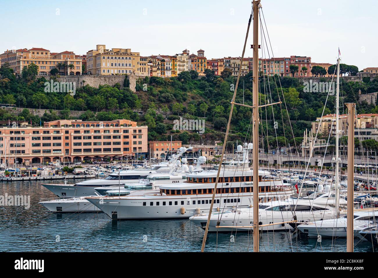 Hafen von Monte Carlo in Monaco - STADT MONTE CARLO, MONACO - 11. JULI 2020 Stockfoto