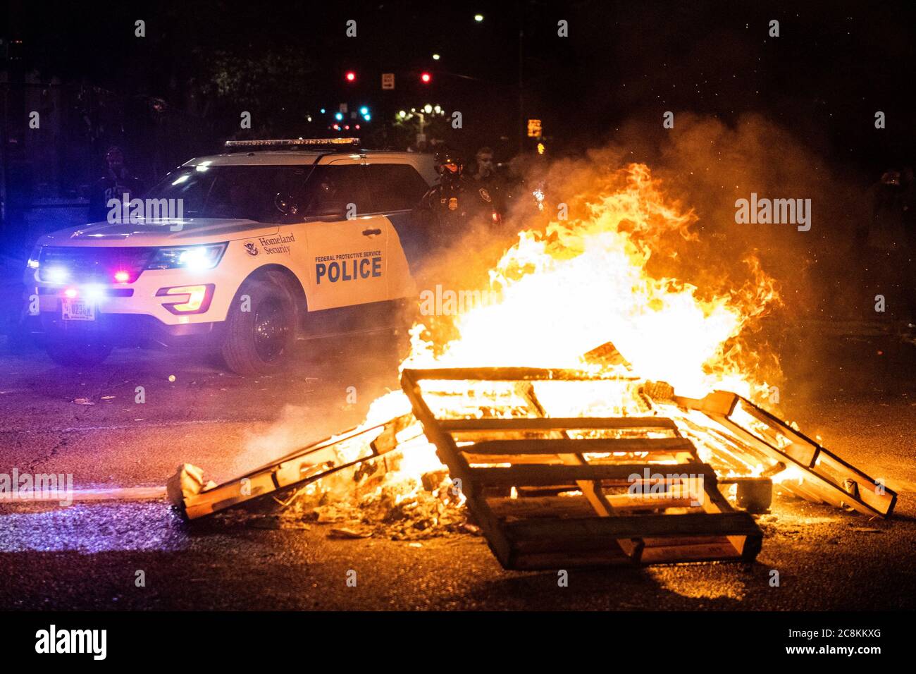 Portland, Usa. Juli 2020. Demonstranten stoßen am 24. Juli 2020 vor dem Mark O. Hatfield United States Courthouse in Portland, Oregon, mit den US-amerikanischen Sicherheitsbeamten zusammen. (Foto von Chris Tuite/ImageSPACE) Credit: Imagespace/Alamy Live News Stockfoto