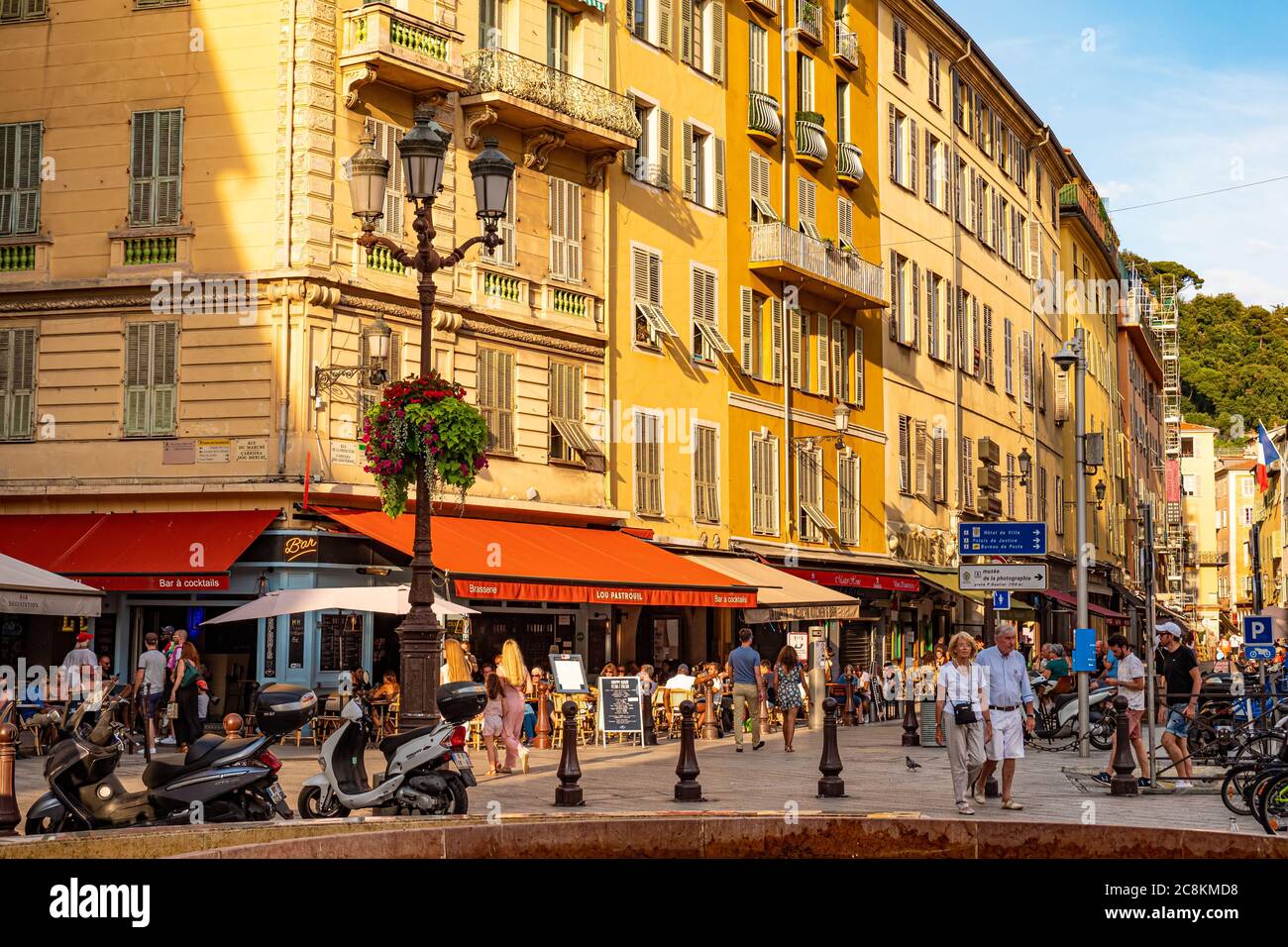 Die schöne Altstadt von Nizza - STADT NIZZA, FRANKREICH - 10. JULI 2020 Stockfoto