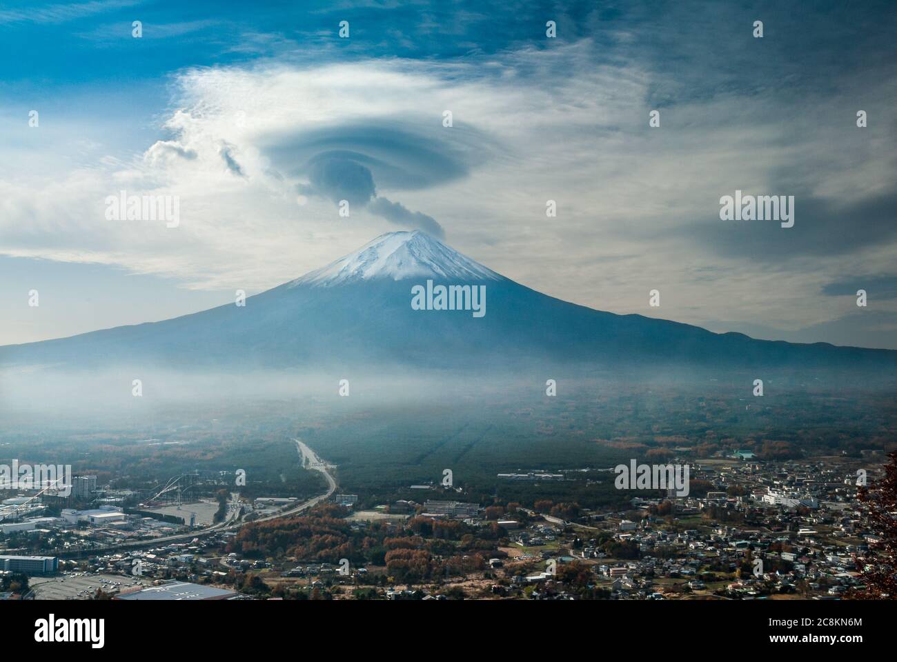 Fuji, Japan. Verschiedene Farben und verschiedene Wolkenformationen, die sich ständig verändern. Stockfoto