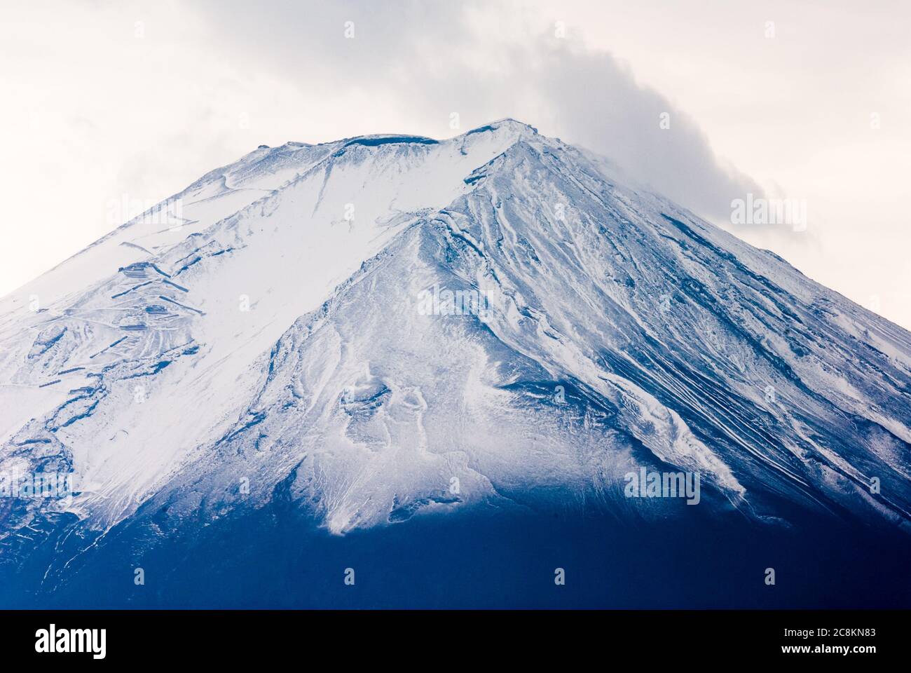 Mount Fuji in Japan. Verschiedene Farben und verschiedene Wolkenformationen, die sich ständig verändern. Stockfoto