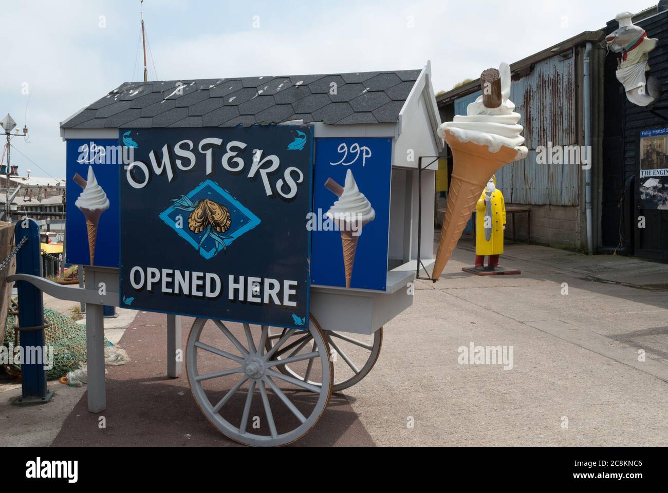 Werbeschild für Eis und Austern in Whitstable Harbour, Kent. Stockfoto