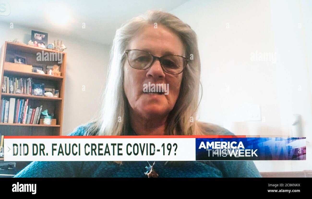 25. Juli 2020 - Washington, District of Columbia, USA - EIN Bildschirmausschnappung der Sinclair Broadcasting Group Show, 'America This Week', veranstaltet von ERIC BOLLING. Die Show wird ein Segment an diesem Wochenende auf seinen fast 300 tv-Stationen in den USA, in denen umstrittenen Virologen JUDY MIKOVITS behauptet, dass Dr. Anthony Fauci, der Direktor des National Institute for Allergy and Infectious Diseases, war in der Herstellung des Virus, das COVID-19 verursacht beteiligt. "Ich glaube, Dr. Anthony Fauci hat das Coronavirus in Monkezellen hergestellt und sie verschifft und dafür bezahlt, um zu versenden Stockfoto