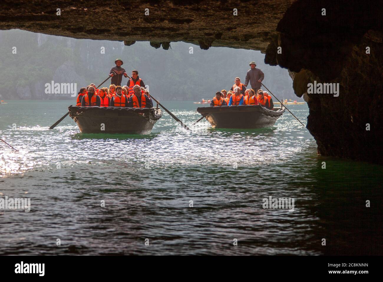 Ha Long Bay, Vietnam, 20/12/2013Touristen besuchen Luon Cave Stockfoto