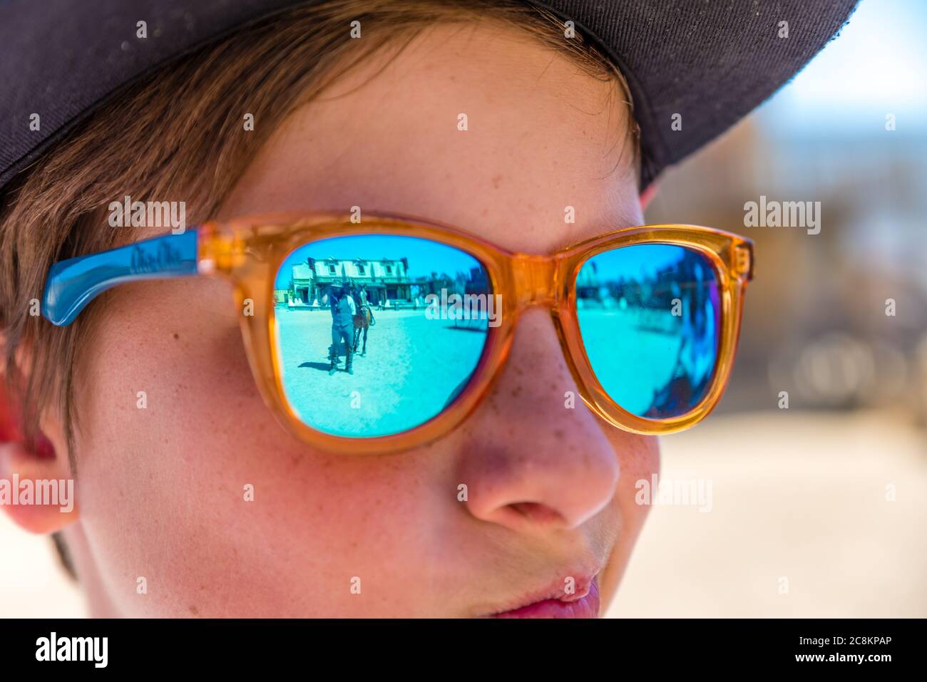 Junge mit Sonnenbrille beobachten Cowboy-Show Stockfoto