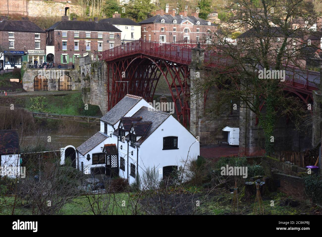 Ironbridge, Shropshire, Großbritannien ein Ferienhaus am Fluss neben der berühmten Eisenbrücke Stockfoto