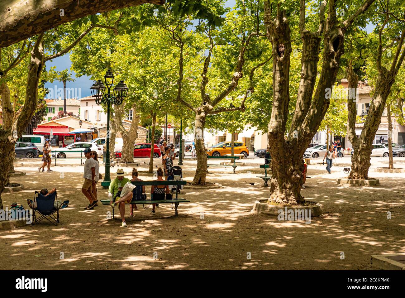 Leute spielen Boule in Saint Tropez- ST TROPEZ, FRANKREICH - 13. JULI 2020 Stockfoto