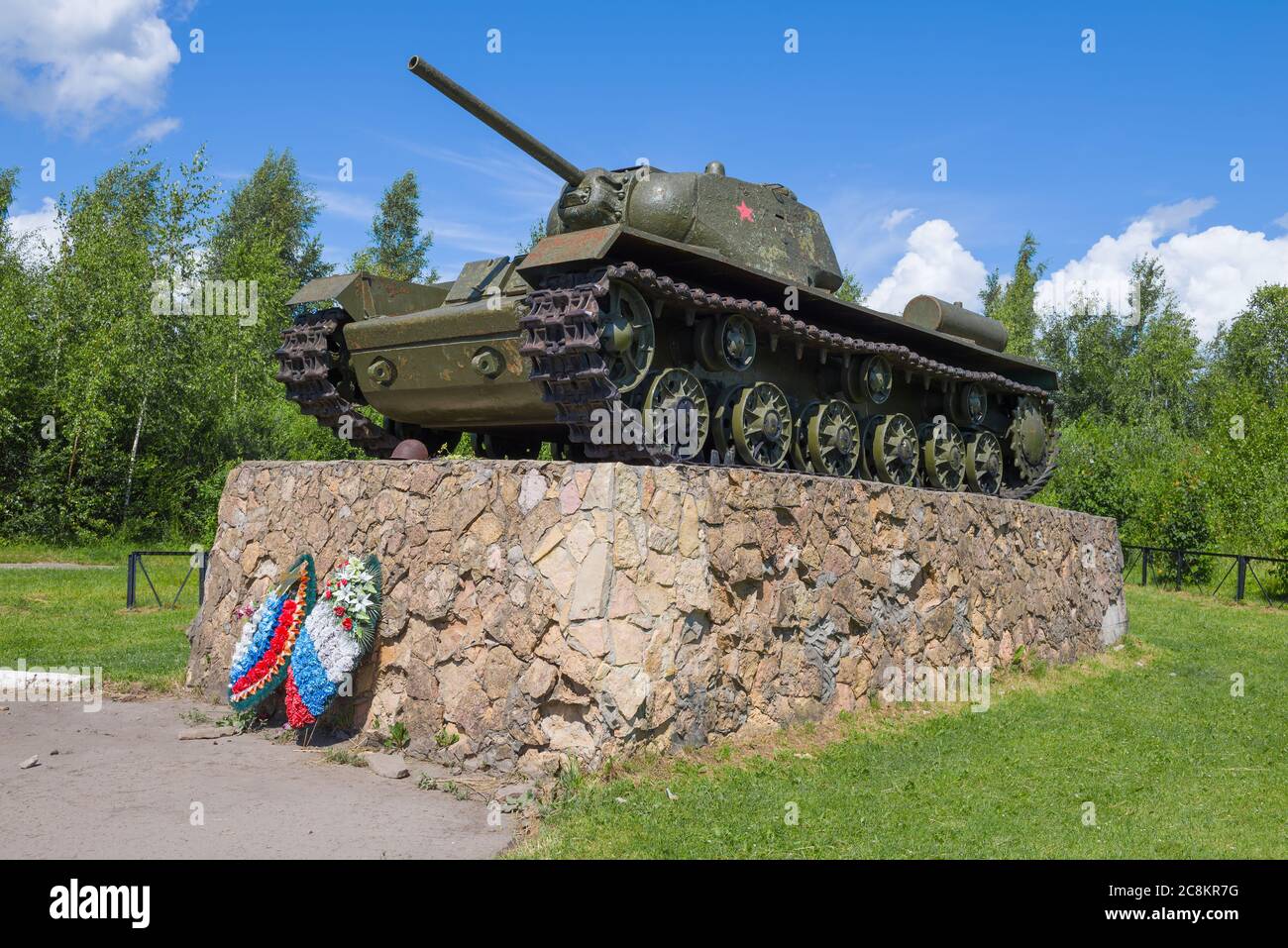 PARFINO, RUSSLAND - 04. JULI 2020: Denkmal für den sowjetischen schweren Panzer KV-1 Nahaufnahme an einem sonnigen Julitag Stockfoto