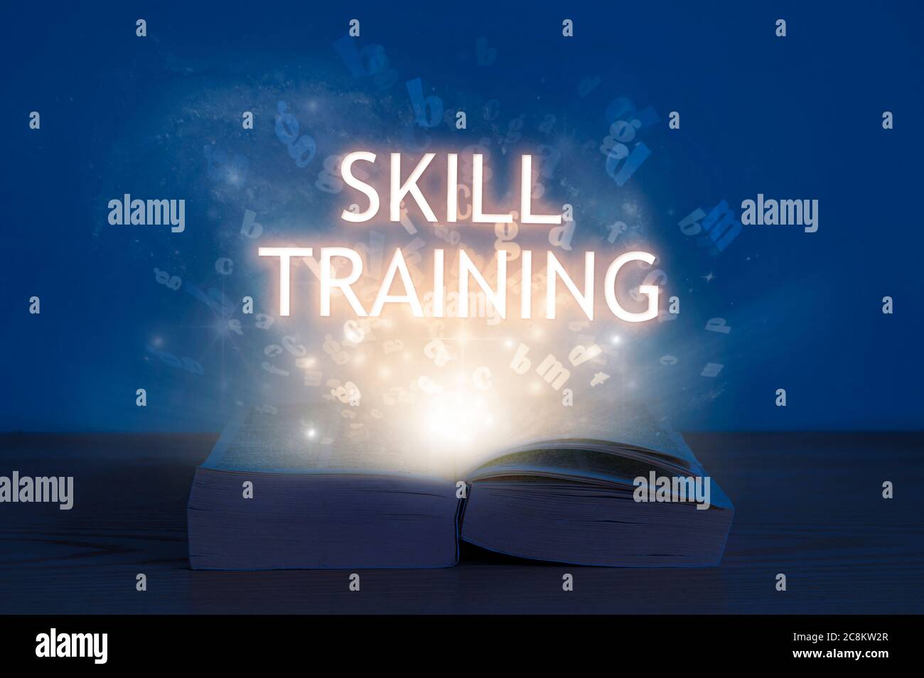 Beschriftung für das Skill-Training. Licht kommt aus dem offenen Buch mit Wortschicht. Bildungskonzept. Stockfoto