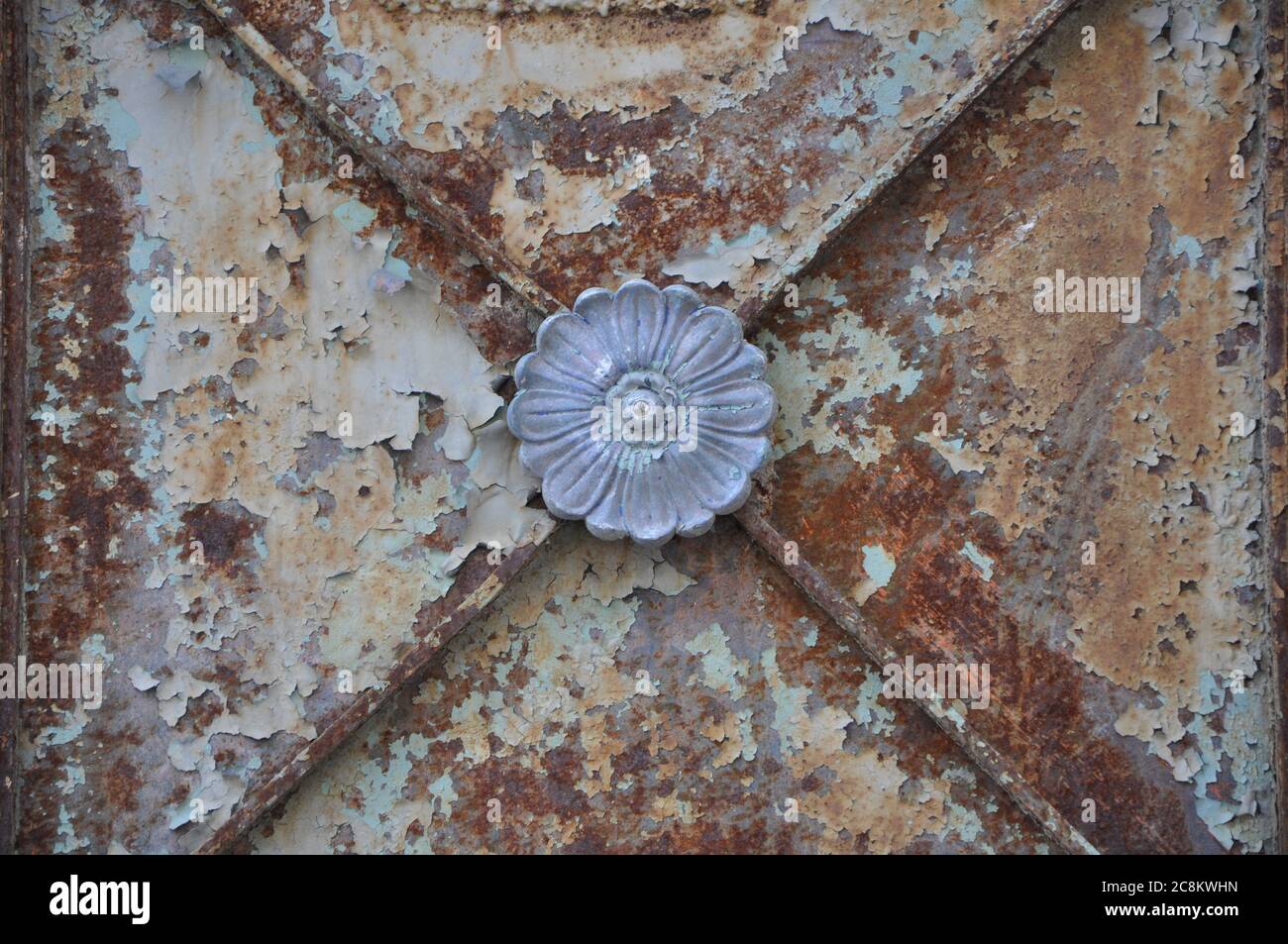 Altertümlicher brauner Kupfer und bronzefarbener Türdetail. Verwitterte Metalltürstruktur. Stockfoto