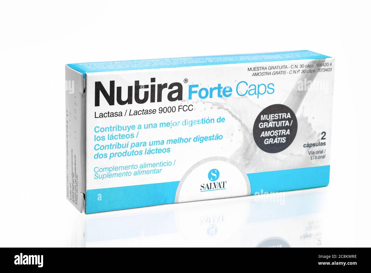 Huelva, Spanien - 23. Juli 2020: Eine Schachtel Salvat Nutira Forte. Nutira Forte Kapseln helfen, Laktose zu brechen und Beschwerden zu verhindern. Stockfoto