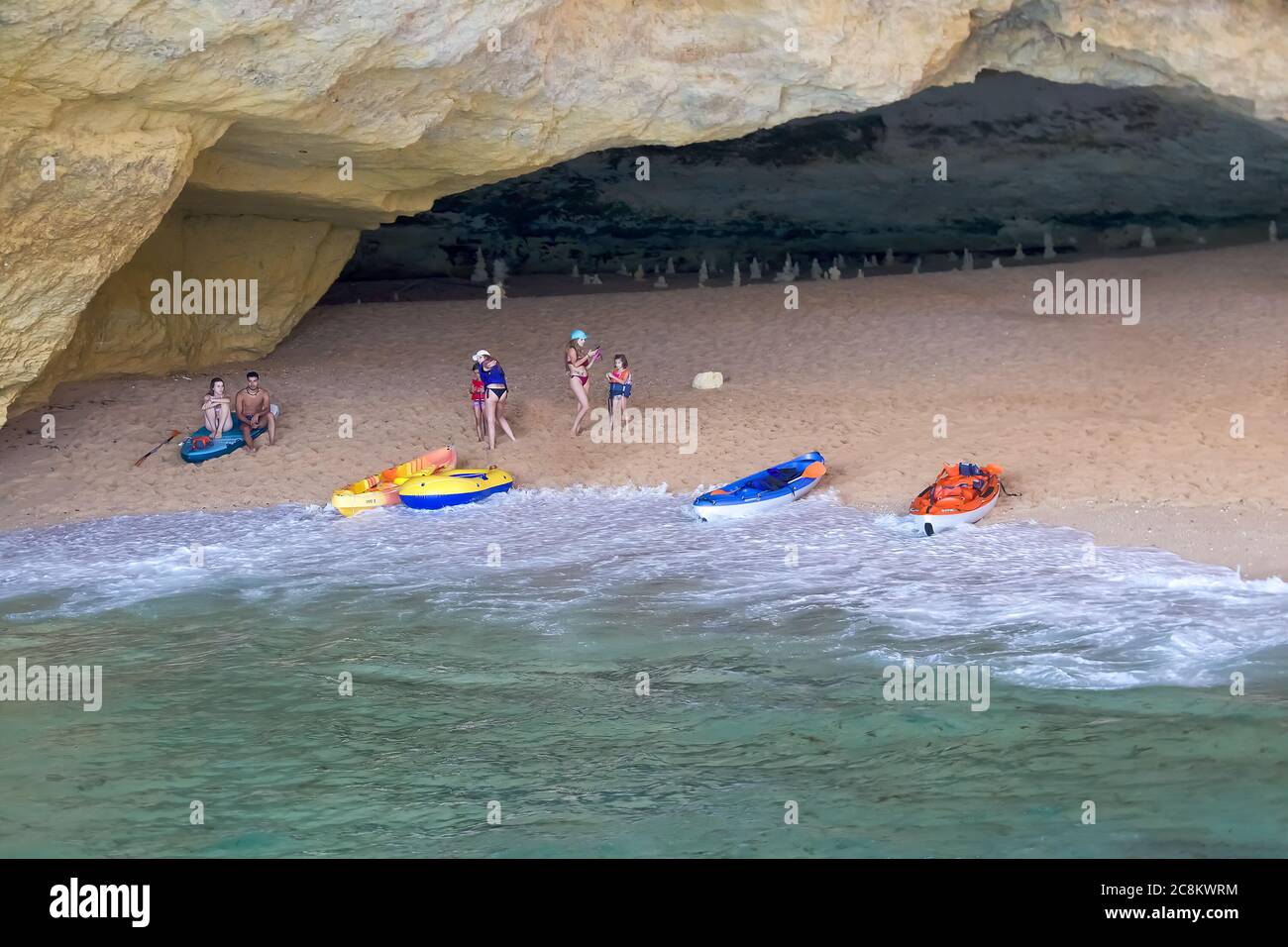 Lagoa, Portugal - 11. Juli 2020: Sehen Sie die berühmten Benagil Höhlen von der Seeseite. Schöne natürliche Meereshöhle mit smaragdgrünem Wasser Stockfoto