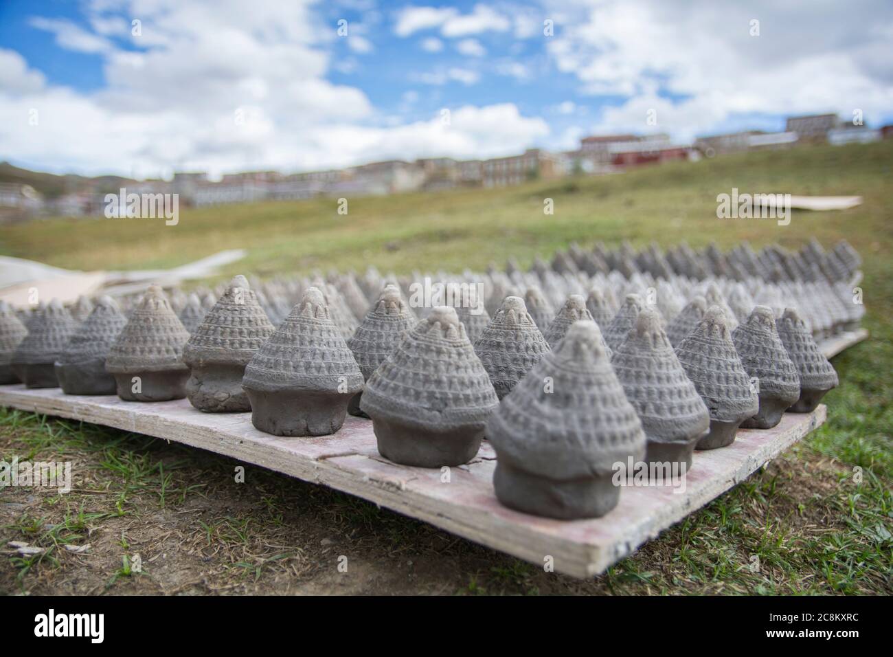 Tibetische Kunst: Viele TSA-tsa-Zapfen werden in der Sonne gebacken. Ein traditioneller Ton lucy Charme, in Form von "Chorten" (ein buddhistisches Denkmal), für den Geist verwendet Stockfoto