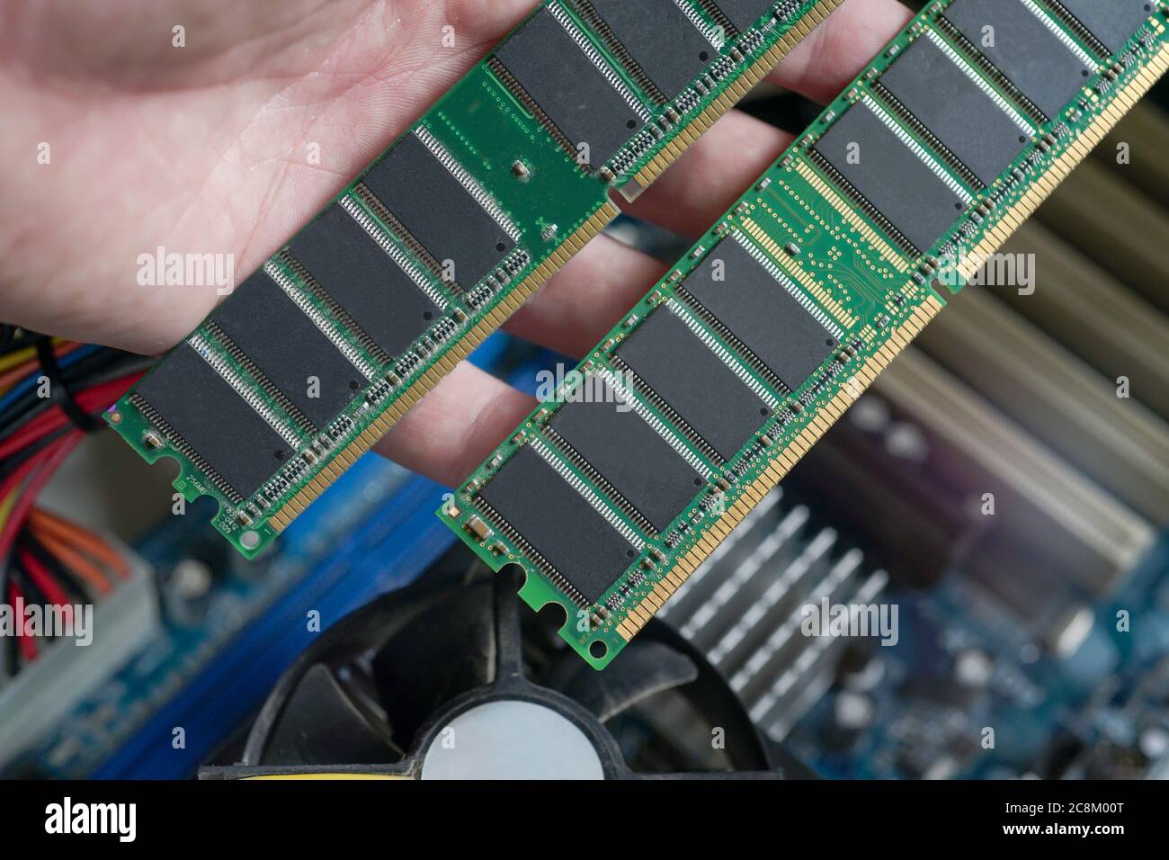 Desktop DDR RAM, vor dem Hintergrund eines Computer-Motherboards, Nahaufnahme Stockfoto