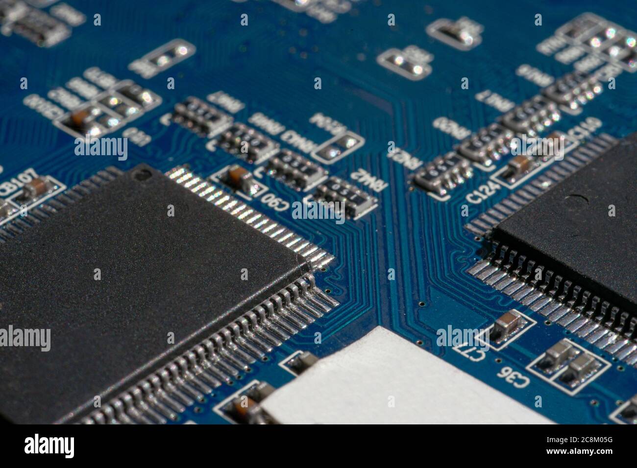 Nahaufnahme Mikrochip auf einer Leiterplatte Stockfoto