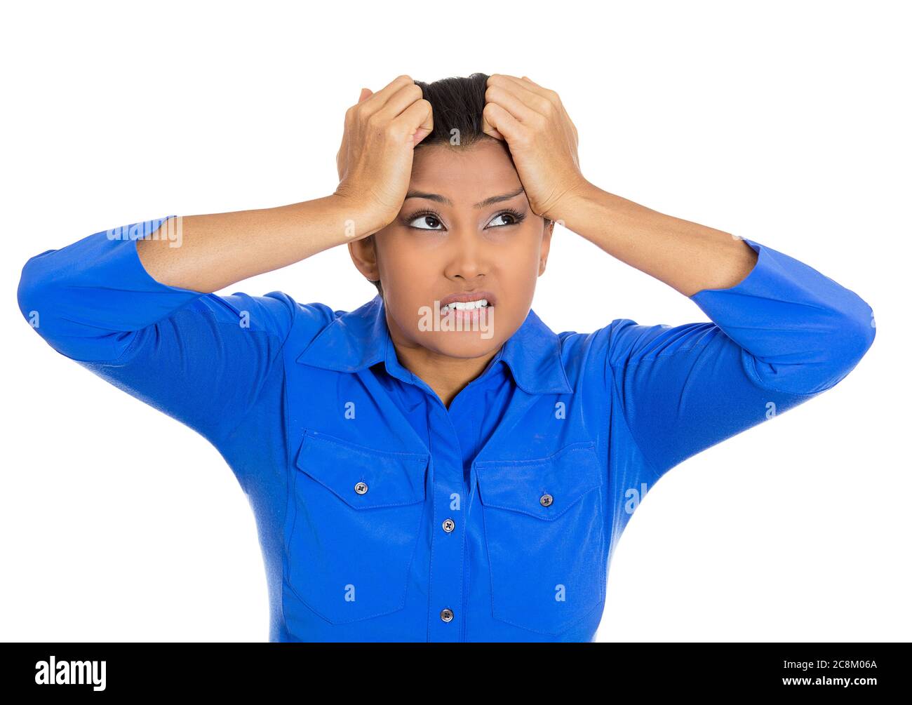 Nahaufnahme Porträt von jungen gestressten Frau mit Kopfschmerzen Schmerzen, Gefühl überwältigt, isoliert auf weißem Hintergrund. Stockfoto