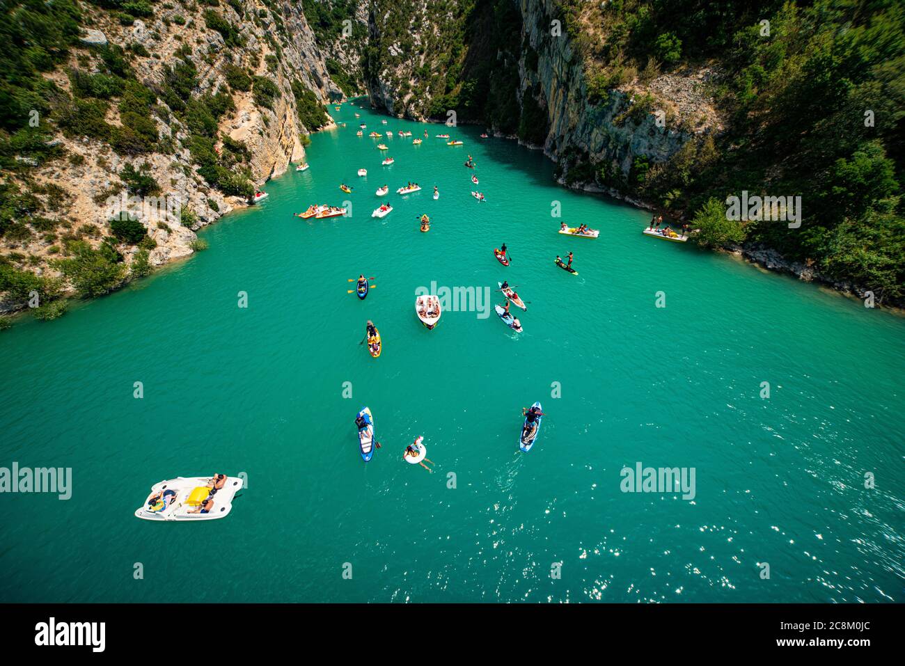 Boote auf dem Verdon Fluss in Frankreich - Canyon von Verdon - SAINTE CROIX, FRANKREICH - JULI 12,2020 Stockfoto