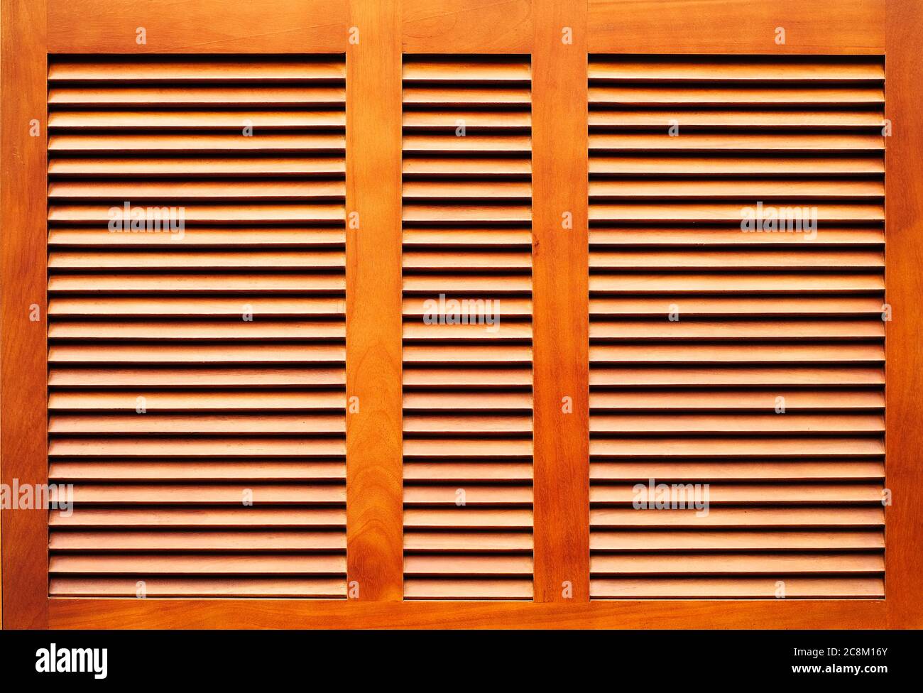 Elegante Fensterläden aus lackiertem Holz. Stockfoto