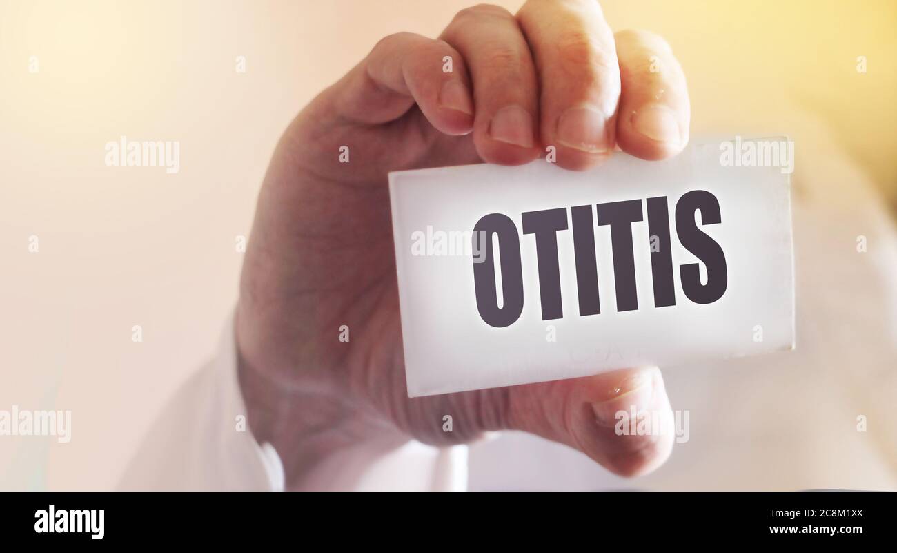 Der Arzt führt eine Karte mit dem Namen der Diagnose Otitis. Selektiver Fokus. Medizinisches Konzept Stockfoto