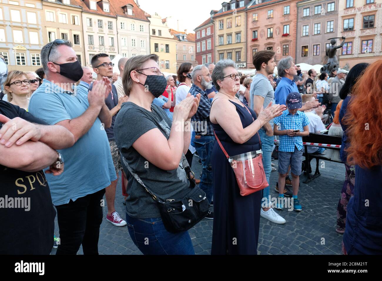 Warschau, Polen - Samstag, 25. Juli 2020 - EINE große Menge von Einheimischen und Touristen genießen ein Open-Air-Jazzkonzert in der Altstadt von Warschau an einem warmen Samstagabend während der Coronavirus-Krise, Einige tragen Gesichtsmasken, während sie versuchen, die soziale Distanzierung aufrechtzuerhalten, während die Ängste über eine zweite Welle von Covid in ganz Europa wachsen. Foto Steven May / Alamy Live News Stockfoto