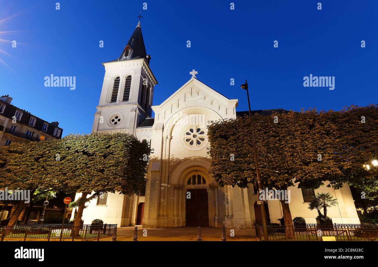 Katholische Kirche Saint Justin: Religiöse Gebäude im neo-mittelalterlichen Stil mit Glockenturm und Turm. Levallois-Perret, Frankreich, Europa Stockfoto