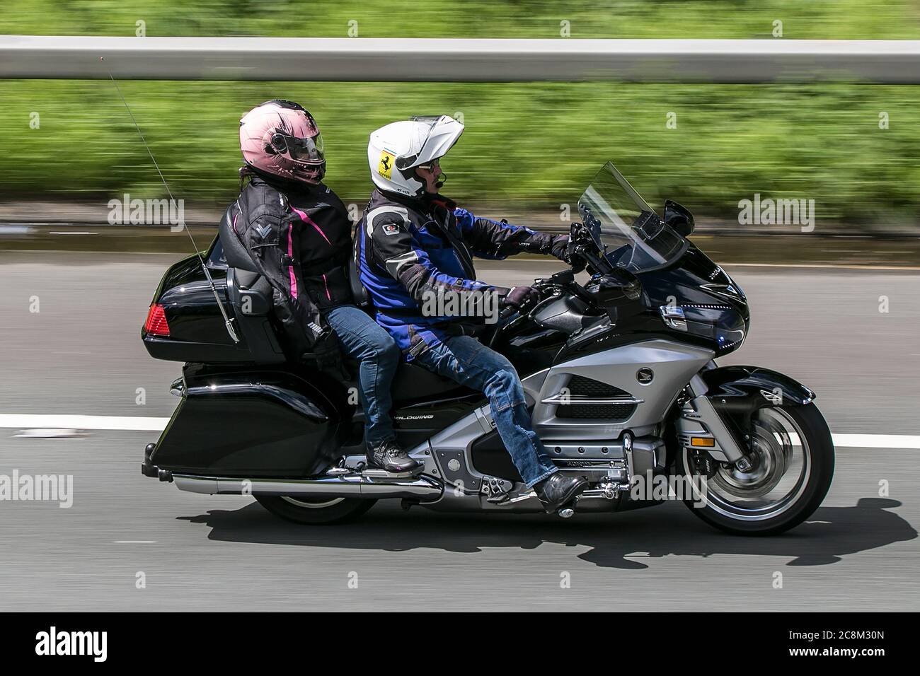 Silber HONDA GOLDWING Motorrad Fahrer; zwei Rädern Transport, Motorräder, Fahrzeug, Straßen, Motorräder, Motorrad Fahrer fahren in Chorley, Großbritannien Stockfoto