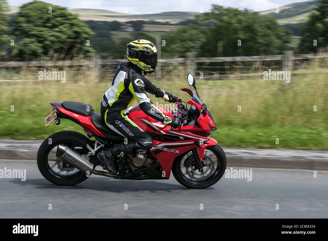 Red Honda CBR Motorradfahrer; zweirädrigen Transport, Motorräder, Fahrzeug, Straßen, Motorräder, Radfahrer fahren in Chorley, Großbritannien Stockfoto