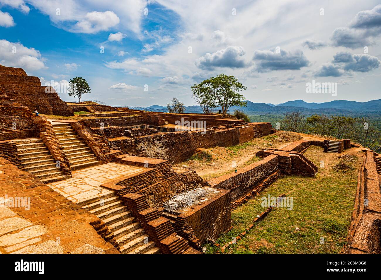 Terrassen des Palastkomplexes auf Sigiriya in Sri Lanka an einem sonnigen Tag Stockfoto