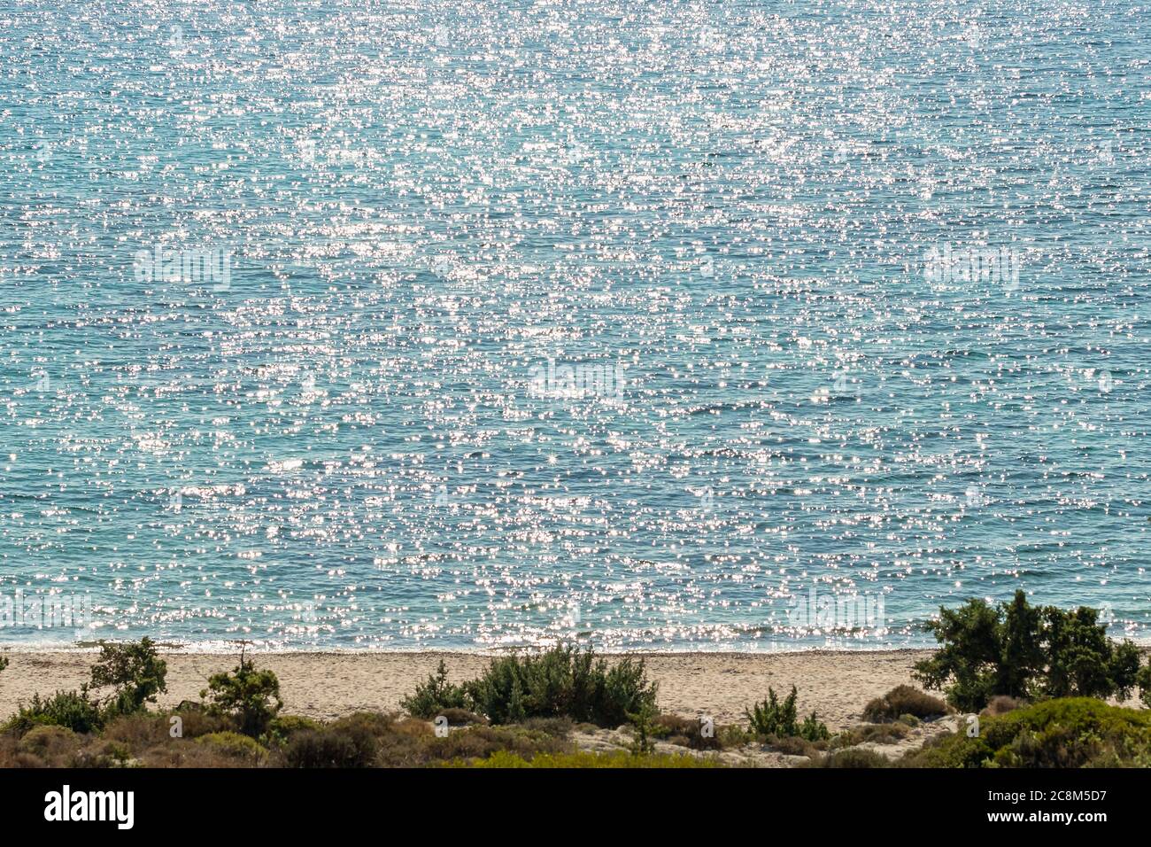 Sonnenlicht funkelt und reflektiert von der Wasseroberfläche auf dem Meer. Stockfoto