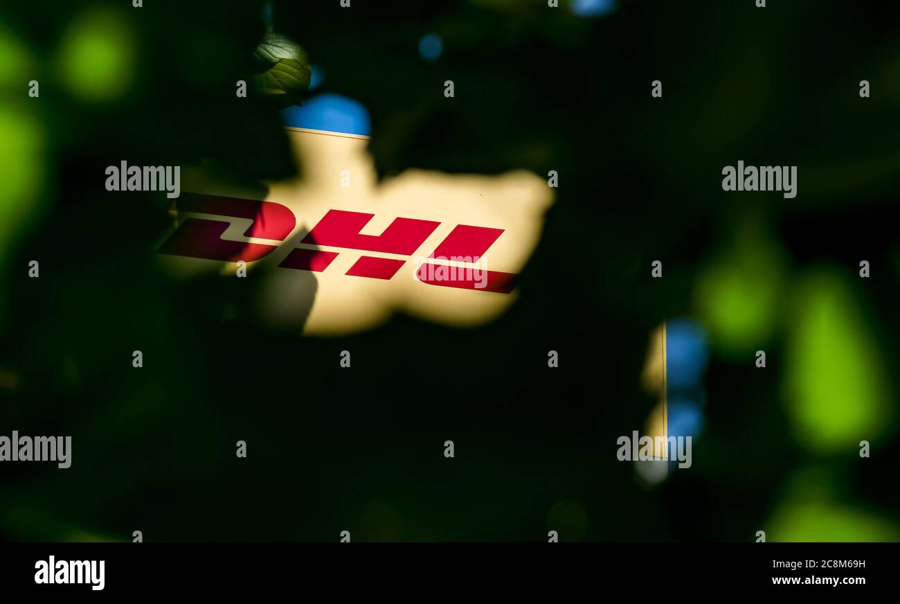 Bukarest, Rumänien - 28. Juni 2020 EIN Logo von DHL-Lieferung, Kurier, Paket und Express-Mail-Service-Unternehmen ist auf einer Straße in der Innenstadt von Bukarest gesehen Stockfoto