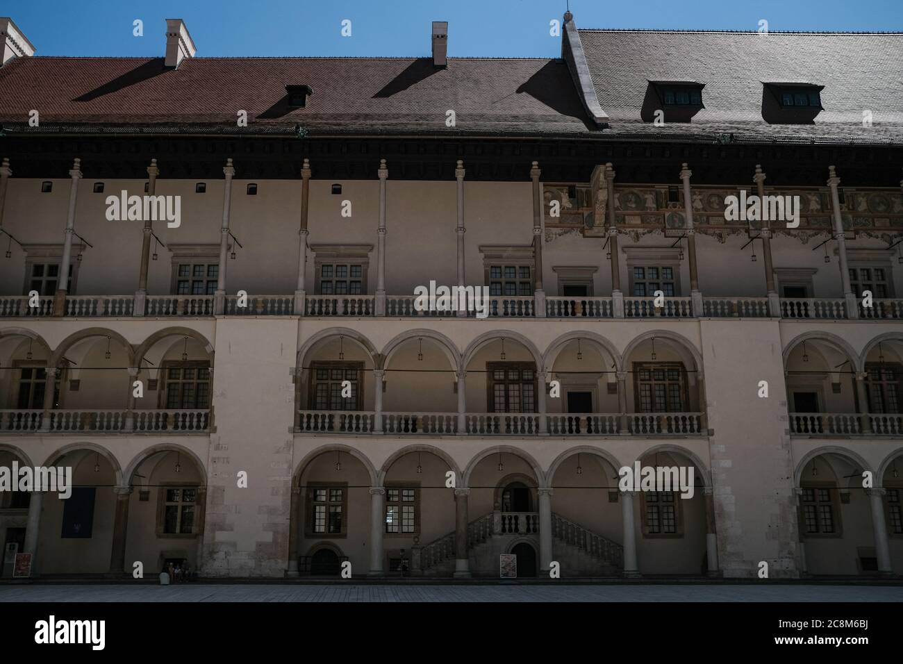 Krakau, Polen - 01. Juli 2020: Arkadenhof, Wawel Königsschloss Stockfoto